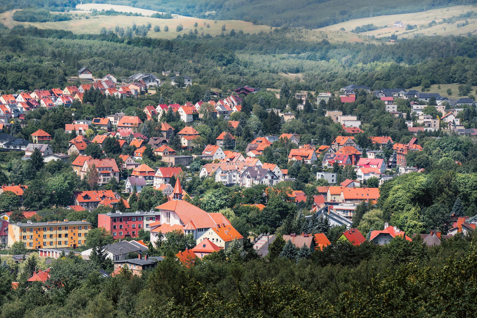 Panorama Jeleniej Góry z górami w tle